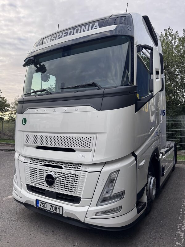 Spedonia Volvo FH tractor with company livery
